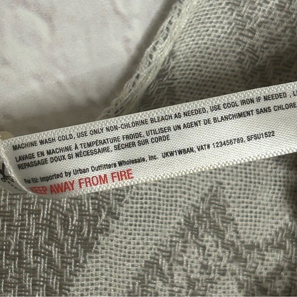 Silence + Noise Aztec Print Knit Cape NWOT - Picture 9 of 9